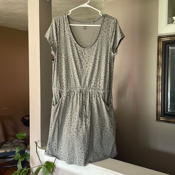 Toad&Co Dresses & Skirts - Toad & Co - Tica Dress- Large.  Has flattering drawstring waist and pockets.